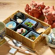 前菜に使用されるのは、必ず沖縄県産の食材だとか。コースのスタートに提供される料理で、ゲストに沖縄の良さを伝えていきます。料理に合わせて、泡盛を嗜んでみてはいかが。