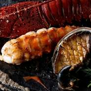 活きの良いイセエビや鮑など、鮮度や質にもこだわる『新鮮魚介の鉄板焼き』