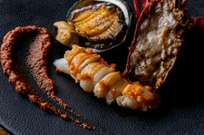 「イセエビ・あわびの鉄板焼き」を堪能できるコースとなっております。