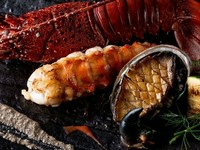 「イセエビの鉄板焼き」を堪能できるコースとなっております。