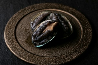 「あわびの鉄板焼き」を堪能できるコースとなっております。