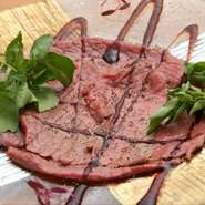 新鮮なお肉をさっと炙り口の中でとろけるような食感に仕上げ、バルサミコソースがアクセントになりサッパリ食べる事が出来る一品です。