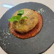 和牛と国産牛を使い長時間かけて煮込んだデミグラスソースと共に食べて頂く一品です！！