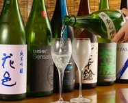 当店のこだわりは、「同じ日本酒は一年に1本しか仕入れない」。来店の度に様々な日本酒に出合えます。全てが均一価格なので、元ソムリエで利き酒師のオーナーにお任せでも安心して楽しめます。