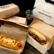 ホットドック、ハンバーガー、ホットウィングなど多数そろえており、詳しいメニューはテイクアウトメニューを参照してください。