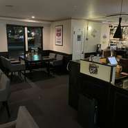 フロアは、白を基調とした開放的で明るい雰囲気が魅力です。ハイカウンター9席とテーブル5席を配置しているゆったりとしたデザイン。2次会や、パーティーなどの貸切にも対応しています。※20名以上で貸切OK