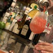 種類豊富なお酒がズラリと並んだボトル棚は目移りしてしまうほど。旬のフルーツを使ったカクテルなどリクエストに応じてバーテンダーが即興でつくるアレンジカクテルもございます。