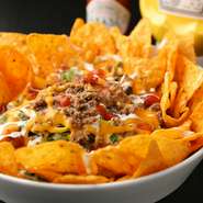 【RAZZLE DAZZLE】では、インディアナ風に仕上げている『ナチョス』。たっぷりの野菜とオリジナルナチョスミート、チェダーチーズやサルサソースなどで味を付けています。
※画像はMサイズ。他にLサイズもあり。