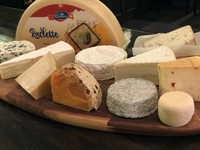 日によって変わる4種類のチーズプレート。各地から厳選したチーズを取り揃え、その日に最も美味しい組み合わせを提供します。多彩な味わいの旅へ誘います。