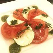 完熟トマトとフレッシュモッツァレラのシンプルながらも芳醇な味わい、バジルの香りが引き立つカプレーゼ。