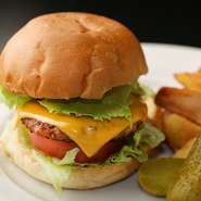 濃厚なチェダーチーズがアクセント。柔らかくジューシーなパティはビーフ100％で、毎日仕込みから始めています。ふわふわバンズとシャキシャキ野菜のみずみずしさもお忘れなく！