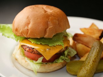 創業以来大人気！大きな口でガブッと豪快にかぶりつきたくなる『チーズバーガー』