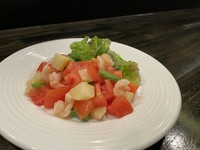 新鮮な野菜を細かく刻んだチョップサラダ。数種類の野菜と絶妙なドレッシングで、満足感ある一皿。