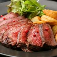 上質な「赤城牛」をローストビーフにすることで、牛肉の柔らかさや赤身のおいしさを堪能。焼き方にもこだわり、表面は香ばしく内側は肉汁を閉じ込めながら仕上げています。