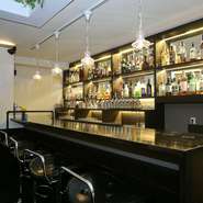 禁煙フロアと喫煙可能（電子タバコのみ）なフロアに分かれており、友人同士の飲み会から接待まで可能。落ち着いた雰囲気の中で楽しく過ごしてもらうため、不明な点はスタッフに遠慮なく声をかけてください。