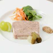 広々としたカウンター席があり、お一人様も快適に食事を楽しめます。鉄板焼の香りや音など、調理の臨場感も、もう一つのご馳走。地元の方はもとより、一人旅や出張時に旬の高松グルメを楽しむのに理想的な一軒です。