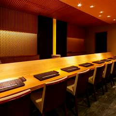 店主を前に落ち着いて食事ができるカウンター席を完備