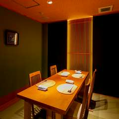 4名までのグループで、ゆっくり食事をしたいときに重宝する個室