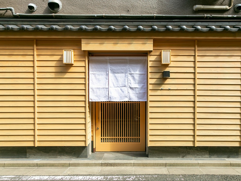 粋な設えと訪れやすい雰囲気を醸し出す一軒の寿司店