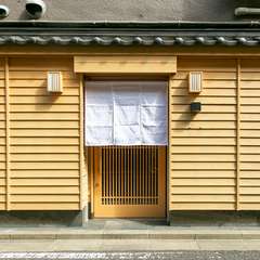 粋な設えと訪れやすい雰囲気を醸し出す一軒の寿司店