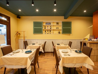 フィレンツェの街並みをイメージした温かみのある店内