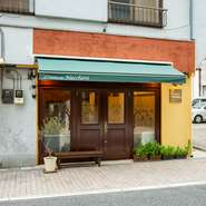 大通りから中に入った閑静な場所にある【 La Cucina del Nacchero】。口コミで評判が広がりつつある「知る人ぞ知る」お店です。ランチは1000円から、ディナーはコースが4800円からと日常的に利用できる価格が魅力。