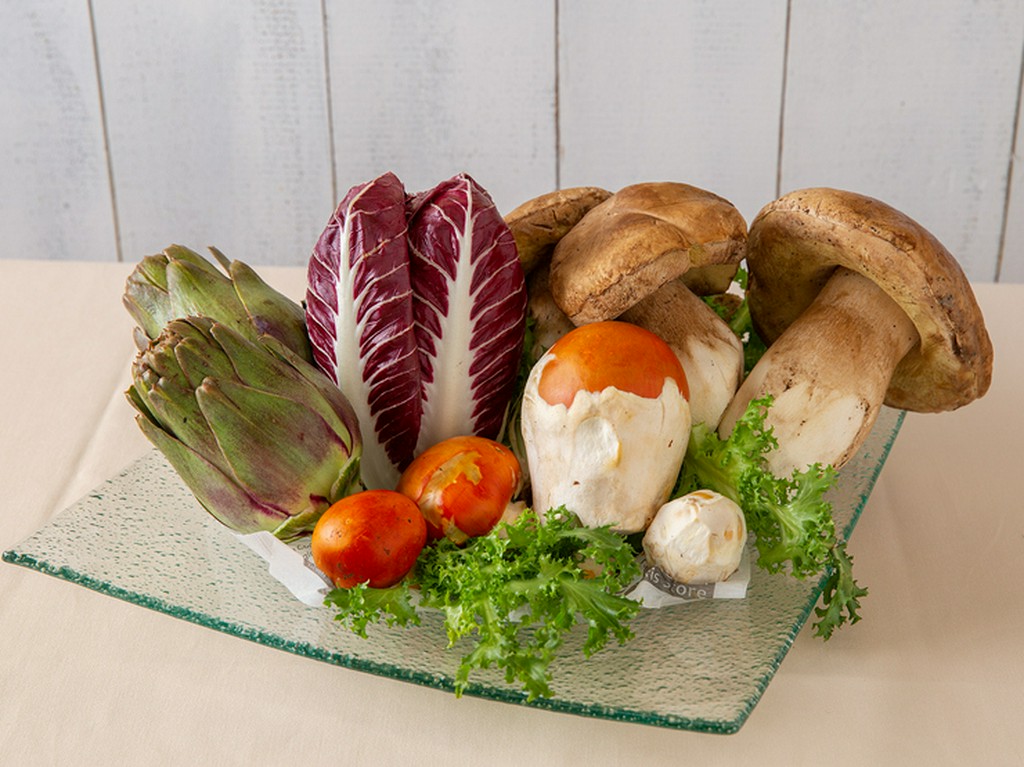 イタリア中心に欧州から仕入れる食材や日本各地の産直野菜を使用