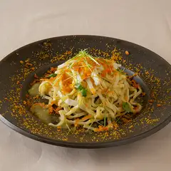 シェフのオススメ『タリオリーニ　サルデーニャ産ボッタルガとアオリイカ　芽ネギをあしらえて』
