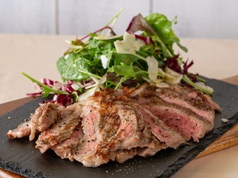 シェフのオススメ『サーロインのタリアータ　ルッコラセルバチコのサラダ添え（2人前から）』