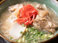 骨付きソーキをのせた沖縄そば『ソーキそば』