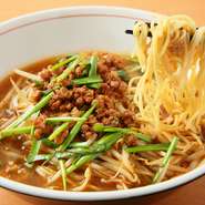 辛さ控えめでマイルドなスープが旨い。ピリ辛好きにはたまらない味わいの『台湾ラーメン』