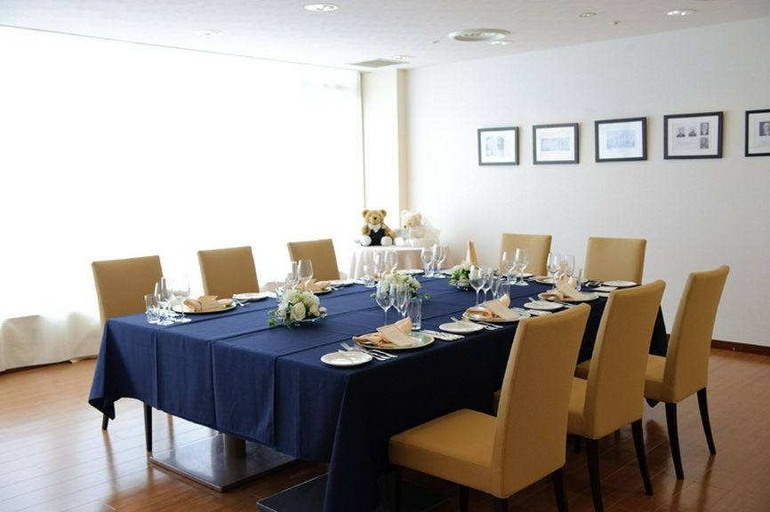 接待や会食にふさわしい、落ち着いた完全個室