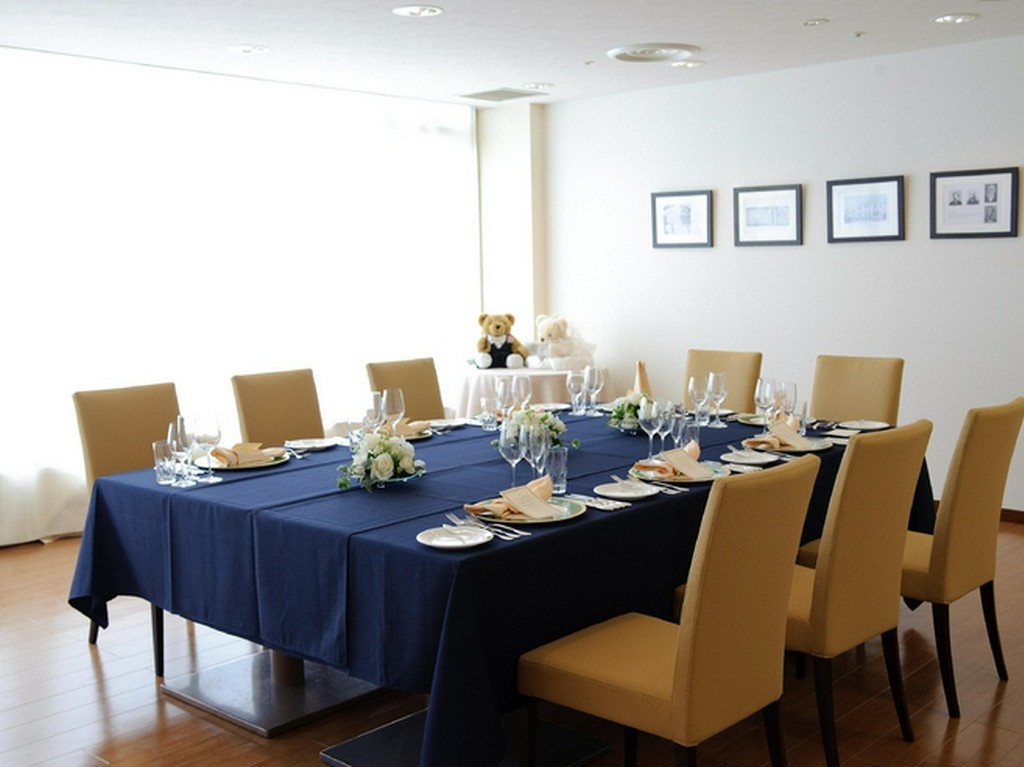 接待や会食にふさわしい、落ち着いた完全個室