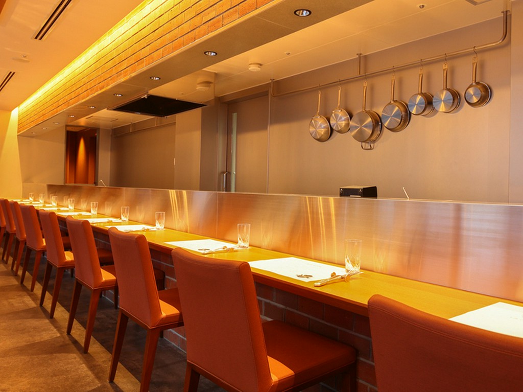 お一人様でもゆったりと座れる、ゆとりのあるカウンター席