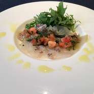 写真は昆布締めした白身魚のカルパッチョとラビゴットソース。仕入状況によって内容が変わることもあります。詳しくはスタッフにお尋ねください。