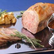 ローズマリー、にんにく、塩、コショウでマリネし、次の日にオーブンで2～3時間かけて低温でじっくりと仕上げた、店自慢の逸品。すっきりしたおいしい味わいがたまりません。
150g　2,000円／80g　1,200円