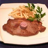 ほど良くサシの入った柔らかい肉質のブラックアンガス牛を丁寧にアポアン(ミディアム）で焼き上げました。