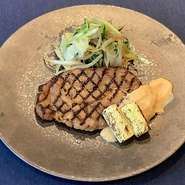 味わいと脂身、バランスの良い肩ロースを使用