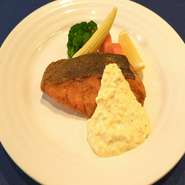 香ばしい焼き色のサーモンと、オリジナルタルタルソースとのコンビネーションによる味わいをお楽しみいただます。