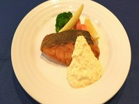 香ばしい焼き色のサーモンと、オリジナルタルタルソースとのコンビネーションによる味わいをお楽しみいただます。