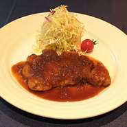 特製濃厚ソースとニンニクチップに絡めながら、厚切り豚肉をご堪能ください。