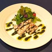 香ばしい焼き色のカジキマグロに、鮮やかな色合いのバジルソースとのコンビネーション。見た目香りともにお楽しみいただます。