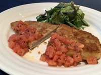 豚フィレのカツレツにあえてフレッシュなトマトソースを添えました。
出来たてはサクッとしたカツの食感を後半はソースを絡めてしっとりした食感をお楽しみ頂けます。