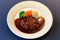 豚フィレのカツレツにあえてフレッシュなトマトソースを添えました。
出来たてはサクッとしたカツの食感を後半はソースを絡めてしっとりした食感をお楽しみ頂けます。