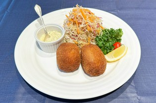 ブラックタイガーやイカなど、新鮮な魚介を厳選