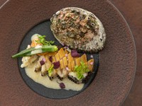 柔らかく蒸しあげた『蝦夷鮑の鉄板焼き』