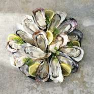 全国から集まる牡蠣を富山湾の清浄な海洋深層水で浄化することで、ミネラル分も高くなり鮮度を長く保つことが見出された牡蠣をご提供。