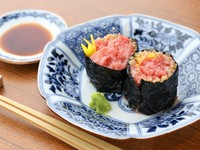 天然本マグロを使ったトロたく巻き。トロをふんだんに使った贅沢な味わいは、食べた瞬間に違いを実感させてくれます。シャリも店主自らブレンドした赤酢を使用。要前注文となるため、食べたい方は事前に相談を。