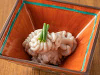 季節の素材の魅力を引き出した蒸し物の一例。北海道産の真鱈の白子に丁寧な下処理を施し、柔らかく絶妙な食感・味わいに纏め上げています。職人技が光る一皿です。