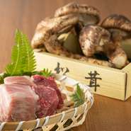 あっさり軽やかな後味の赤身とまろやかで甘みのある脂。絶妙な味わいの「鳥取和牛オレイン55」をはじめ、選りすぐりの食材をセレクト。店主自ら市場で目利きした鮮魚、全国から届く野菜など、旬の逸品を楽しめます。